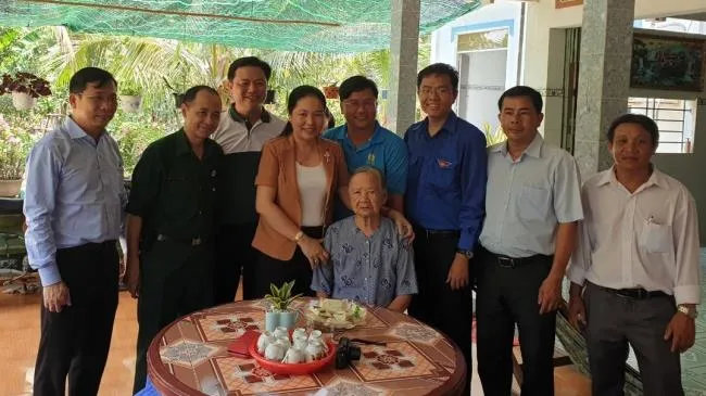 Đoàn thể Khối Dân – Chính – Đảng TPHCM về nguồn tại Bến Tre
