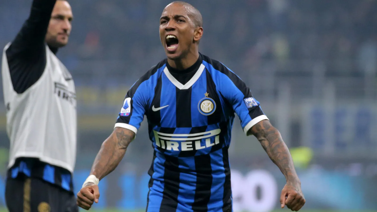 Ashley Young sắp trở lại Ngoại hạng Anh