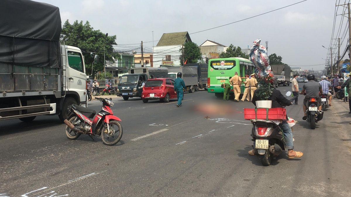 Tin tức tai nạn giao thông hôm nay 7/5/2021: Bị xe buýt cán qua, người đàn ông đi xe máy tử vong