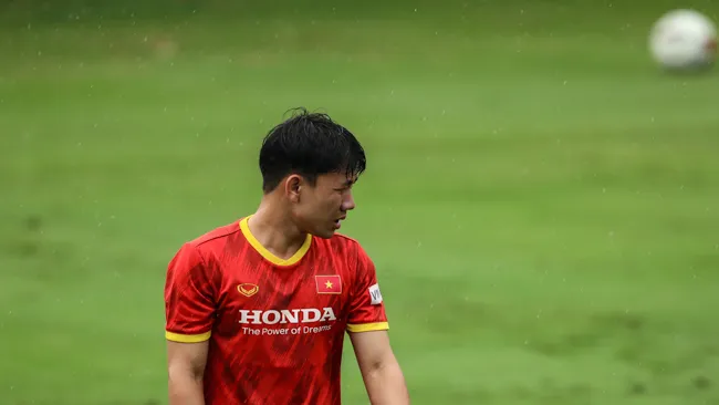 ĐT Việt Nam tập luyện trong mưa chuẩn bị cho vòng loại World Cup 2022