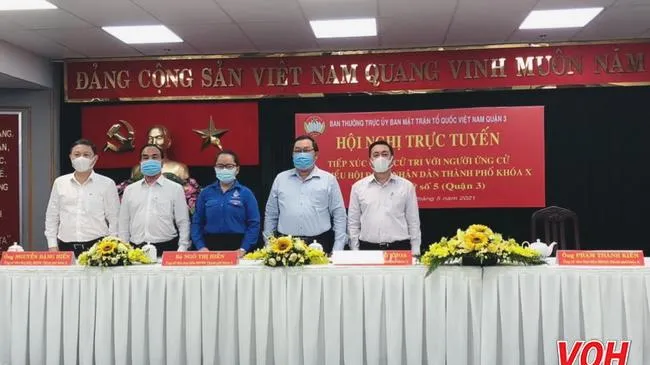 Chủ tịch nước Nguyễn Xuân Phúc cùng ứng cử viên đại biểu Quốc hội đơn vị bầu cử số10 tiếp xúc cử tri