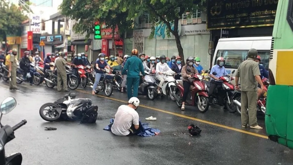 Tin tức tai nạn giao thông hôm nay 17/5/2021: Va chạm với xe buýt, nữ sinh lớp 12 tử vong