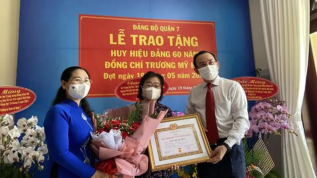 Bí thư Thành ủy TPHCM Nguyễn Văn Nên trao huy hiệu cho đảng viên 60 năm tuổi đảng