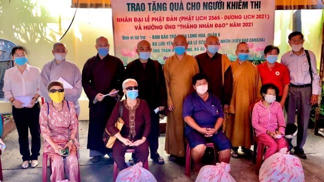 Trao tặng 100 suất quà đến người khiếm thị
