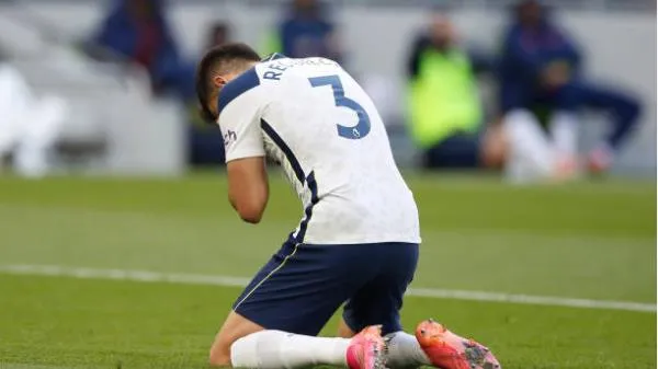 Hậu vệ Tottenham đi vào lịch sử Ngoại hạng Anh