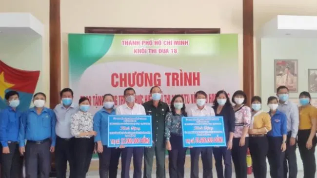 Trao tặng công trình thực hiện Chỉ thị 19 và học bổng cho học sinh khó khăn tại Bình Chánh