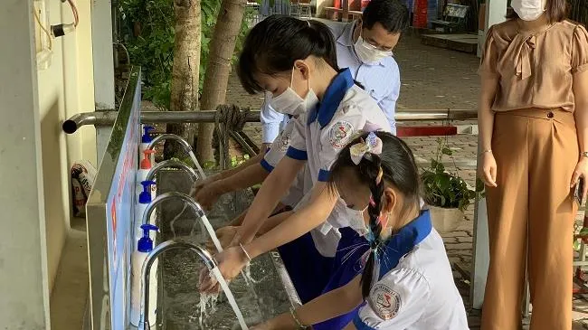 Thanh niên ngành cấp nước TPHCM trao tặng bồn rửa tay cho học sinh tiểu học