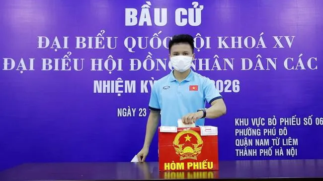 Các thành viên tuyển Việt Nam và U22 Việt Nam bỏ phiếu bầu ĐBQH khóa XV và đại biểu HĐND các cấp