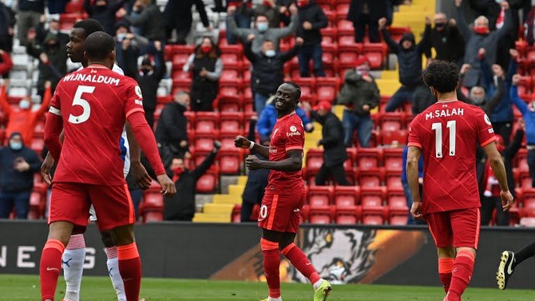 Sadio Mane cân bằng thành tích ghi bàn của Robin van Persie