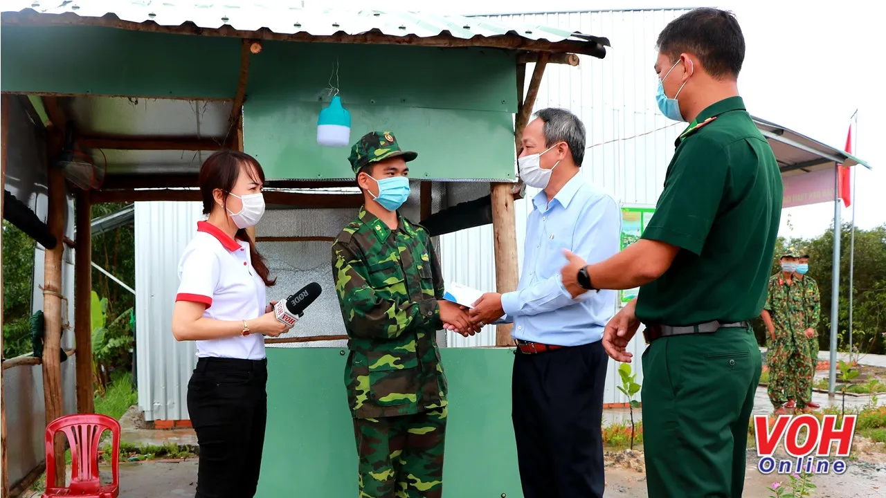 Sát cánh cùng gia đình Việt tặng quà chiến sĩ biên phòng làm nhiệm vụ phòng chống dịch Covid-19