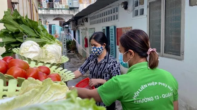 TPHCM: Chia sẻ khó khăn với vùng tâm dịch