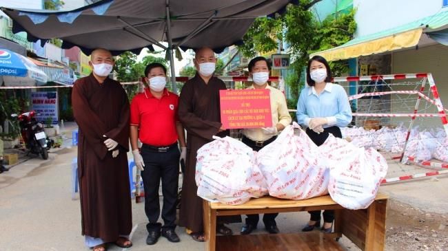Quận 8: Trao quà đến các hộ có hoàn cảnh khó khăn trong khu vực cách ly