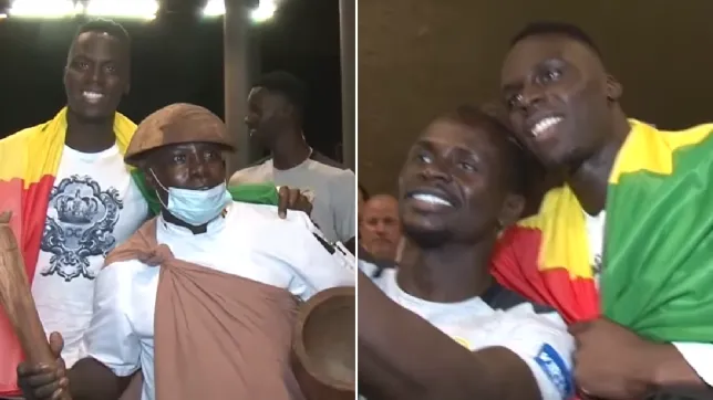 Edouard Mendy được các đồng đội ở ĐT Senegal chào đón như người hùng