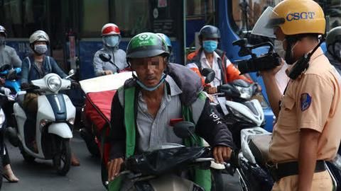 Sau 1 tuần, CSGT TPHCM xử lý vi phạm 30 trường hợp không đeo khẩu trang