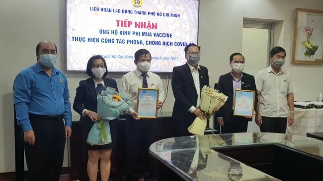 Ủng hộ 800 triệu đồng mua vắc xin phòng Covid-19 cho người lao động