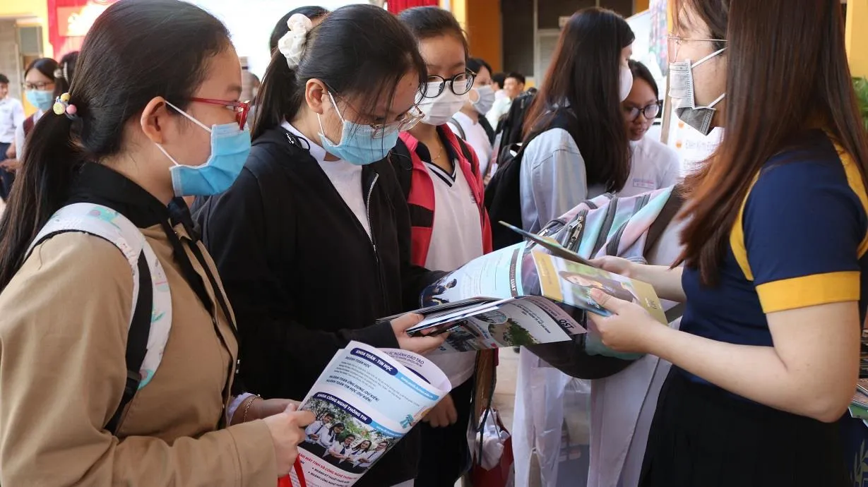 Trường đại học hỗ trợ thí sinh nộp hồ xét tuyển ngay tại nhà