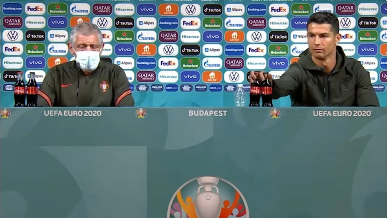 UEFA yêu cầu các cầu thủ ngừng gạt đồ uống trong các buổi họp báo EURO 2020