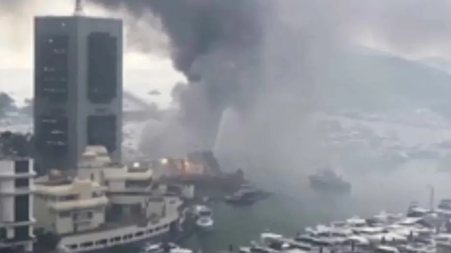 Ít nhất 10 tàu du lịch bị chìm vì cháy lớn ở bến thuyền Hong Kong