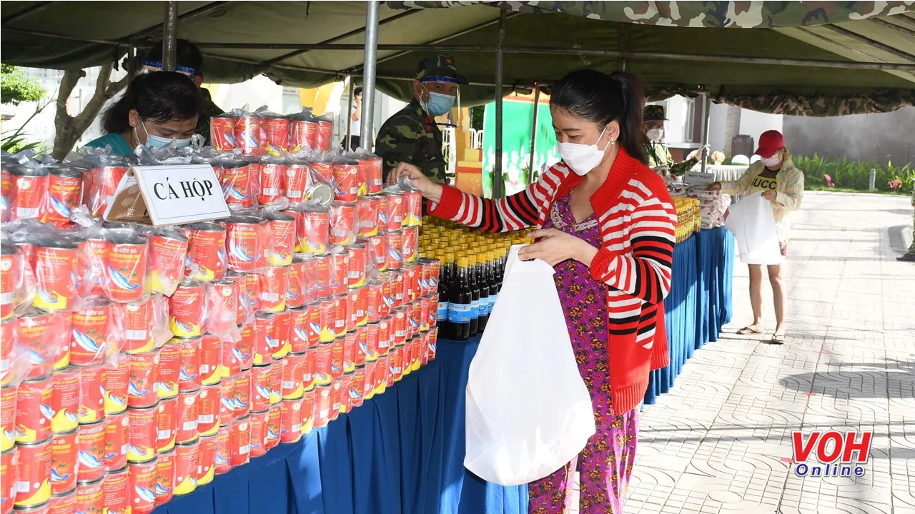 Gian hàng 0 đồng ấm tình quân, dân ở quận Bình Tân