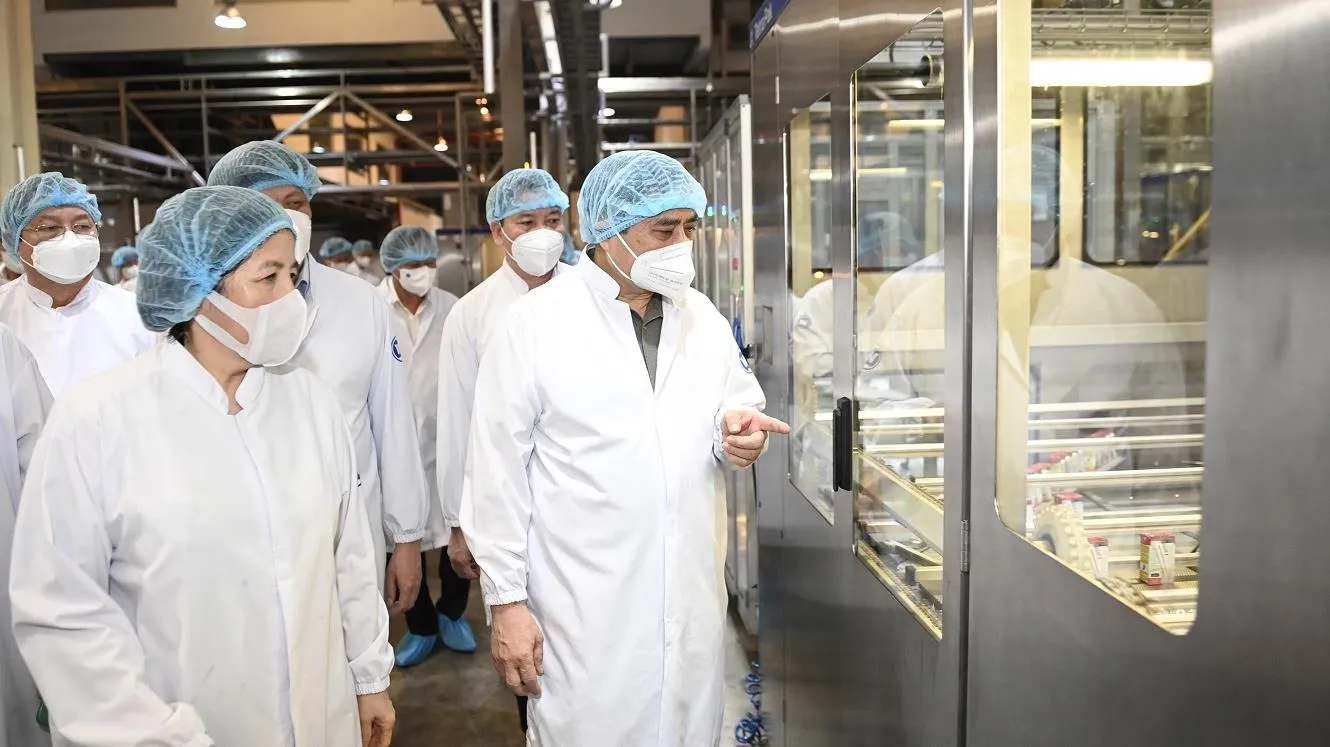 Thủ tướng đánh giá cao mô hình &#039;vừa sản xuất, vừa chiến đấu&#039; khi thăm siêu nhà máy sữa của Vinamilk