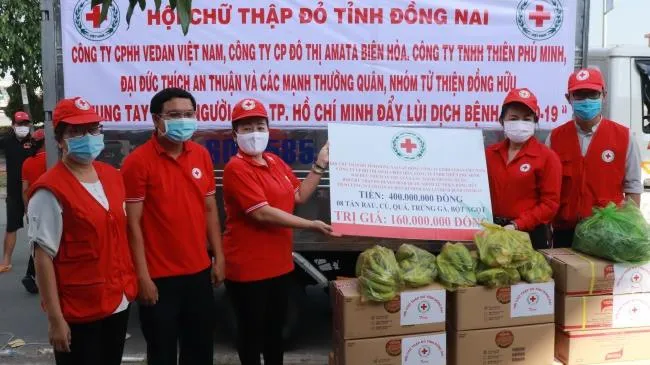 Hội Chữ thập đỏ tỉnh Đồng Nai vận động trao tặng nông sản và tiền mặt đến người dân TPHCM