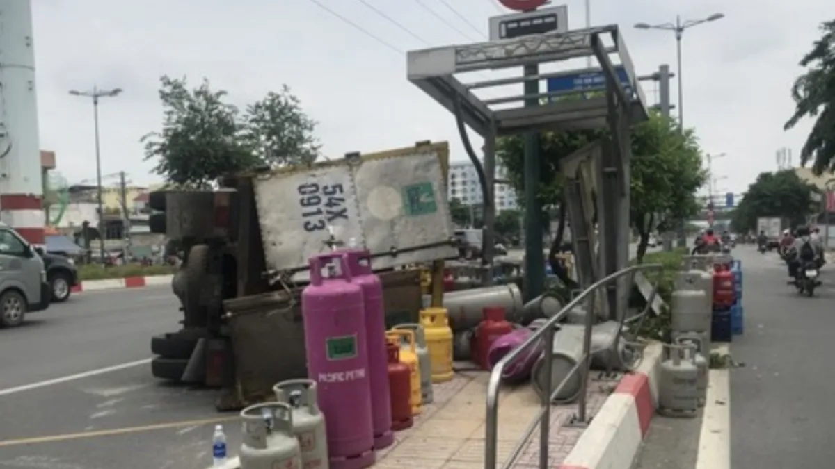Tin tức tai nạn giao thông hôm nay 30/6/2021: Xe tải chở gas lật nhào trên đường Phạm Văn Đồng