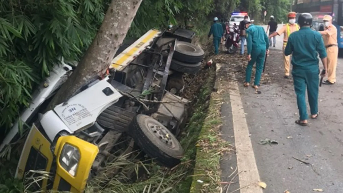 Tin tức tai nạn giao thông hôm nay 3/7/2021: Lật xe tải trên đèo Bảo Lộc, khiến 3 người thương vong