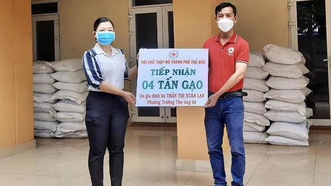 Hội Chữ thập đỏ thành phố Thủ Đức tiếp nhận và trao 4 tấn gạo đến khu vực cách ly, phong tỏa