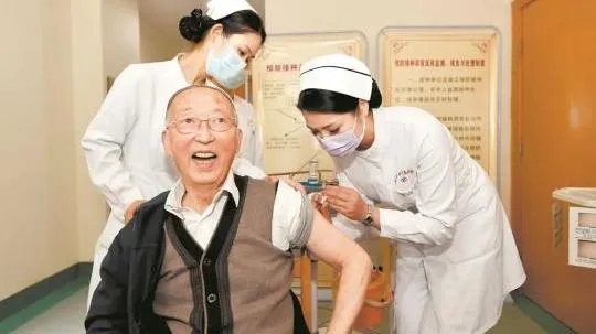 Tư thế nào là phù hợp tiêm Vaccine Covid-19: Cánh tay chống lên thắt lưng hay duỗi thẳng xuống?
