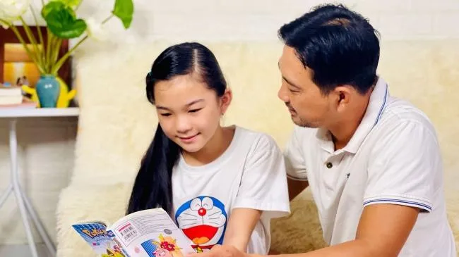 Ở nhà phòng dịch ngày giãn cách, bố mẹ cùng con thực hiện “nhiệm vụ kép”