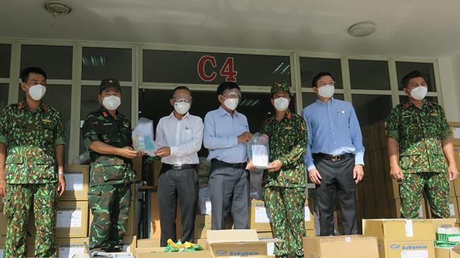 Thành phố tổ chức 12 đoàn thăm lực lượng phòng chống dịch và người dân tại khu cách ly