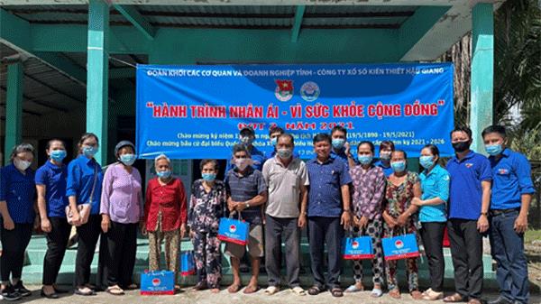 Công ty Xổ số kiến thiết Hậu Giang đồng hành cùng người bán vé số dạo