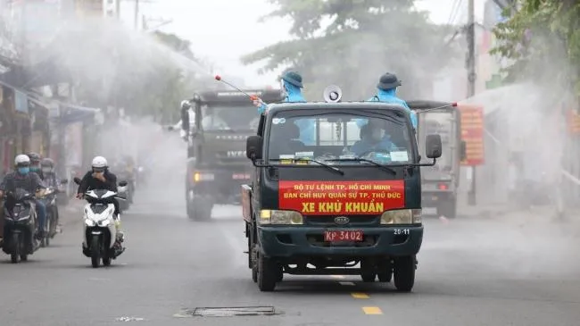 Sáng 23/7, lực lượng bộ đội hóa học phun khử khuẩn phòng chống dịch bệnh tại Thành phố Thủ Đức