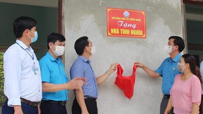 Bàn giao nhà tình nghĩa cho gia đình chính sách do Bộ Khoa học và Công nghệ trao tặng