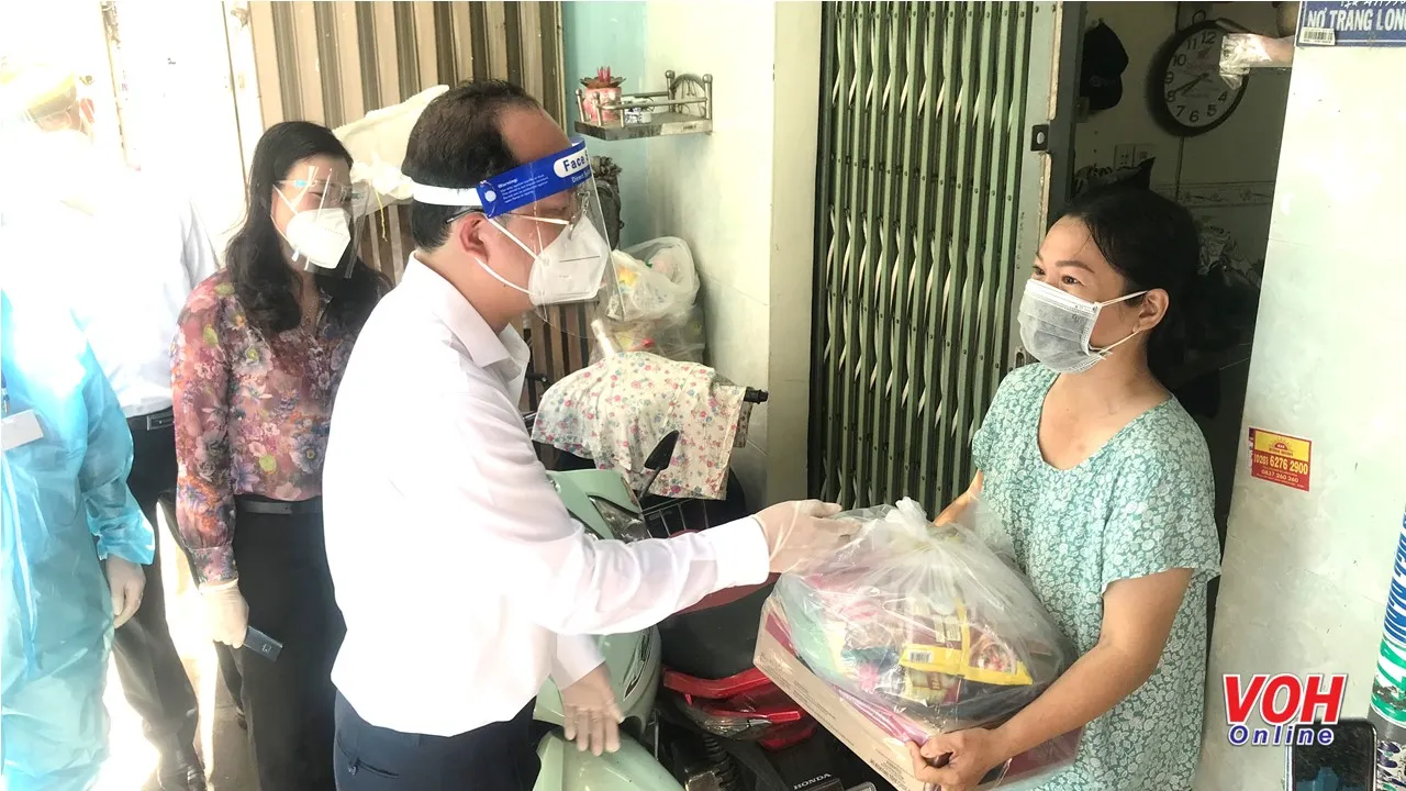 Phó Bí thư Thành ủy TP Nguyễn Hồ Hải thăm và tặng quà cho người dân khu phong toả ở quận Bình Thạnh