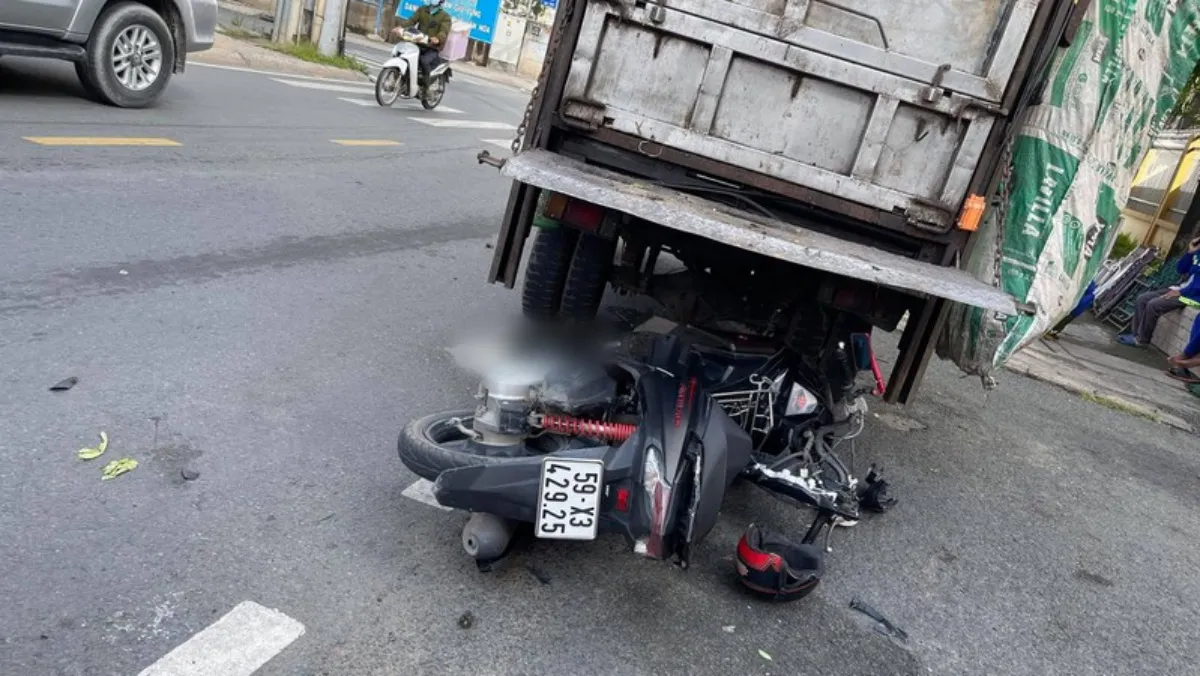 Tin tức tai nạn giao thông hôm nay 31/7/2021: Tông vào đuôi xe chở rác, người đàn ông tử vong