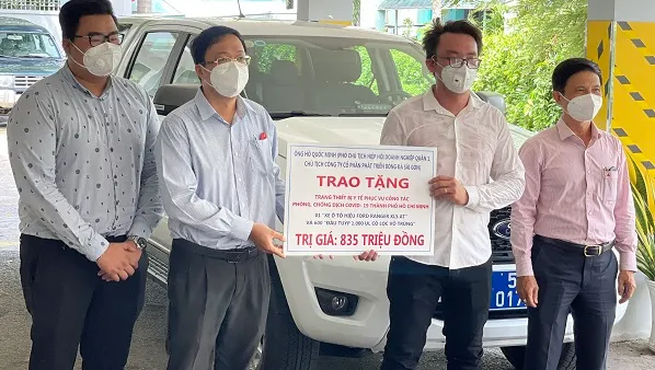 Nhiều doanh nghiệp trao tặng trang thiết bị y tế cho lực lượng tuyến đầu chống dịch