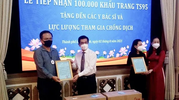 Trao tặng 100.000 khẩu trang TS95 cho lực lượng tham gia chống dịch