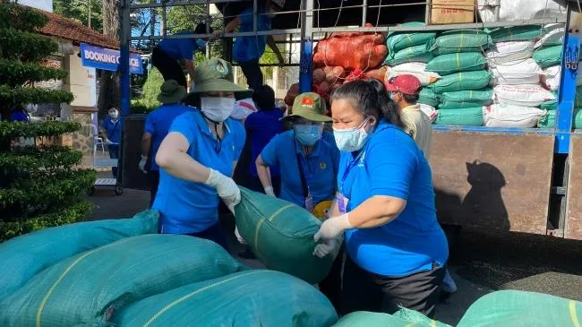 Vùng Cảnh sát biển 3 và tỉnh Quảng Nam tặng 200 suất quà và 20 tấn hàng hóa hỗ trợ người dân TPHCM