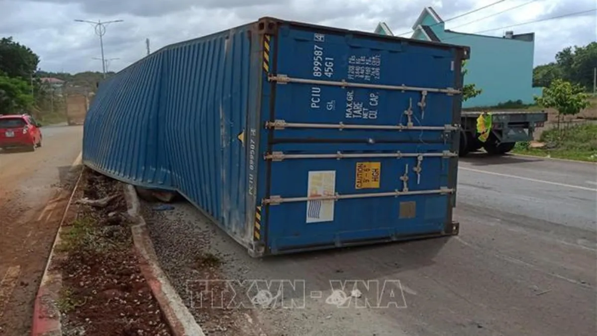 Tin tức tai nạn giao thông hôm nay 4/8: Xe container mất lái lật nghiêng bên đường