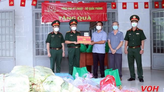 Bộ đội trồng rau tặng người nghèo chống dịch