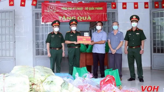 Bộ đội trồng rau tặng người nghèo chống dịch