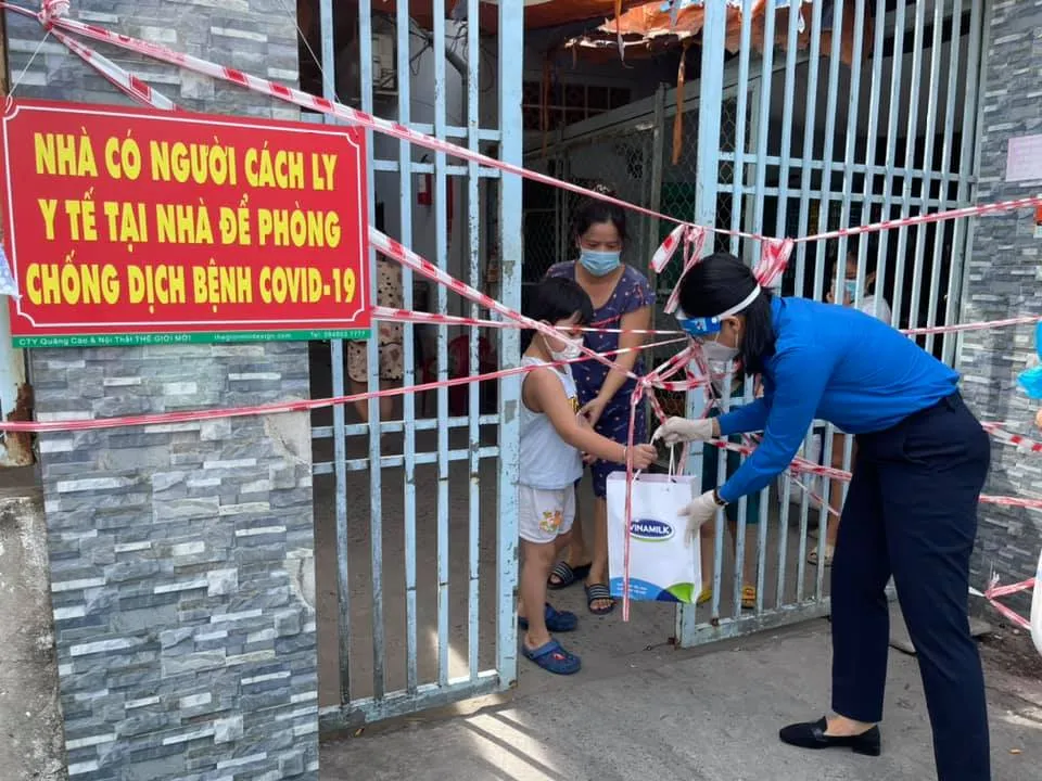 Trao 600 phần quà cho thiếu nhi đang điều trị Covid-19