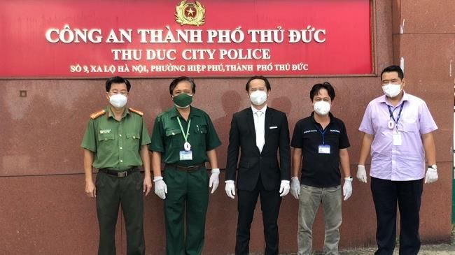 Trao tặng khẩu trang y tế cho cán bộ, chiến sĩ công an làm nhiệm vụ công tác phòng, chống dịch