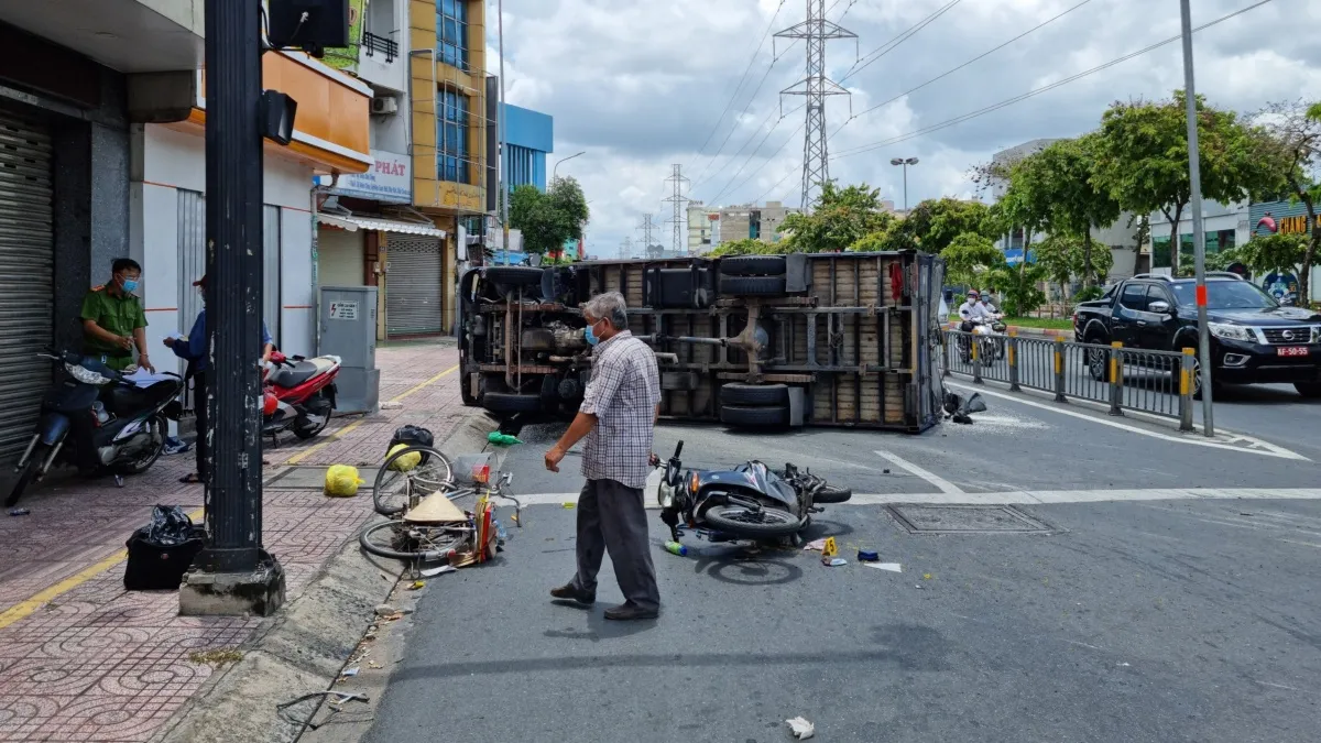 Tin tức tai nạn giao thông hôm nay 9/8/2021: Xe tải tông liên hoàn