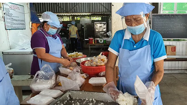Hơn 106 tỷ đồng chăm lo cho lực lượng tuyến đầu chống dịch và phụ nữ khó khăn