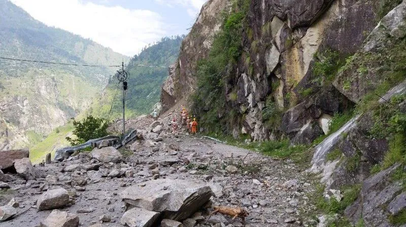 Một phần dãy Himalaya sạt lở, hàng chục người thương vong