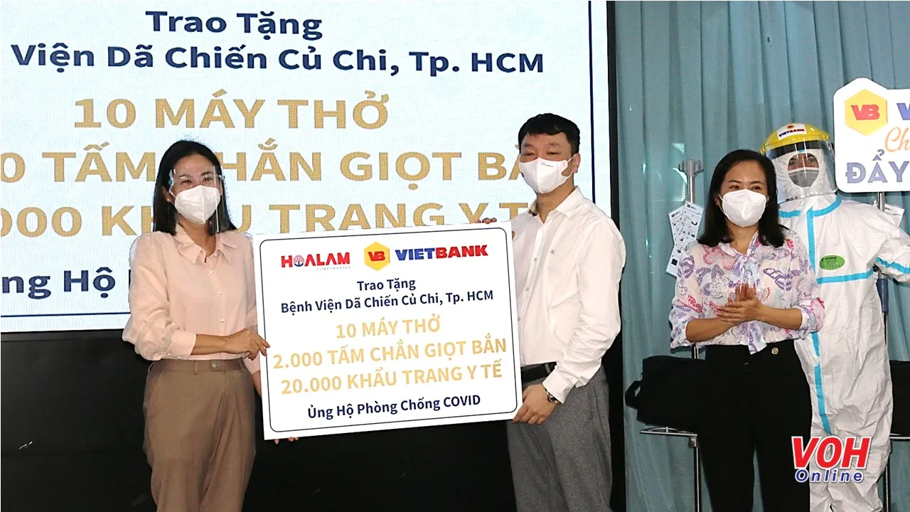 Các đơn vị tặng trang thiết bị y tế trị giá 45 tỷ đồng cho TPHCM chống dịch