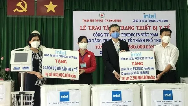 Trao tặng 12 máy thở cho Trung tâm Y tế TP.Thủ Đức