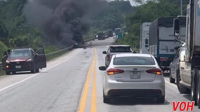 Phát hiện xác chết cạnh xe tải cháy rụi trên cao tốc